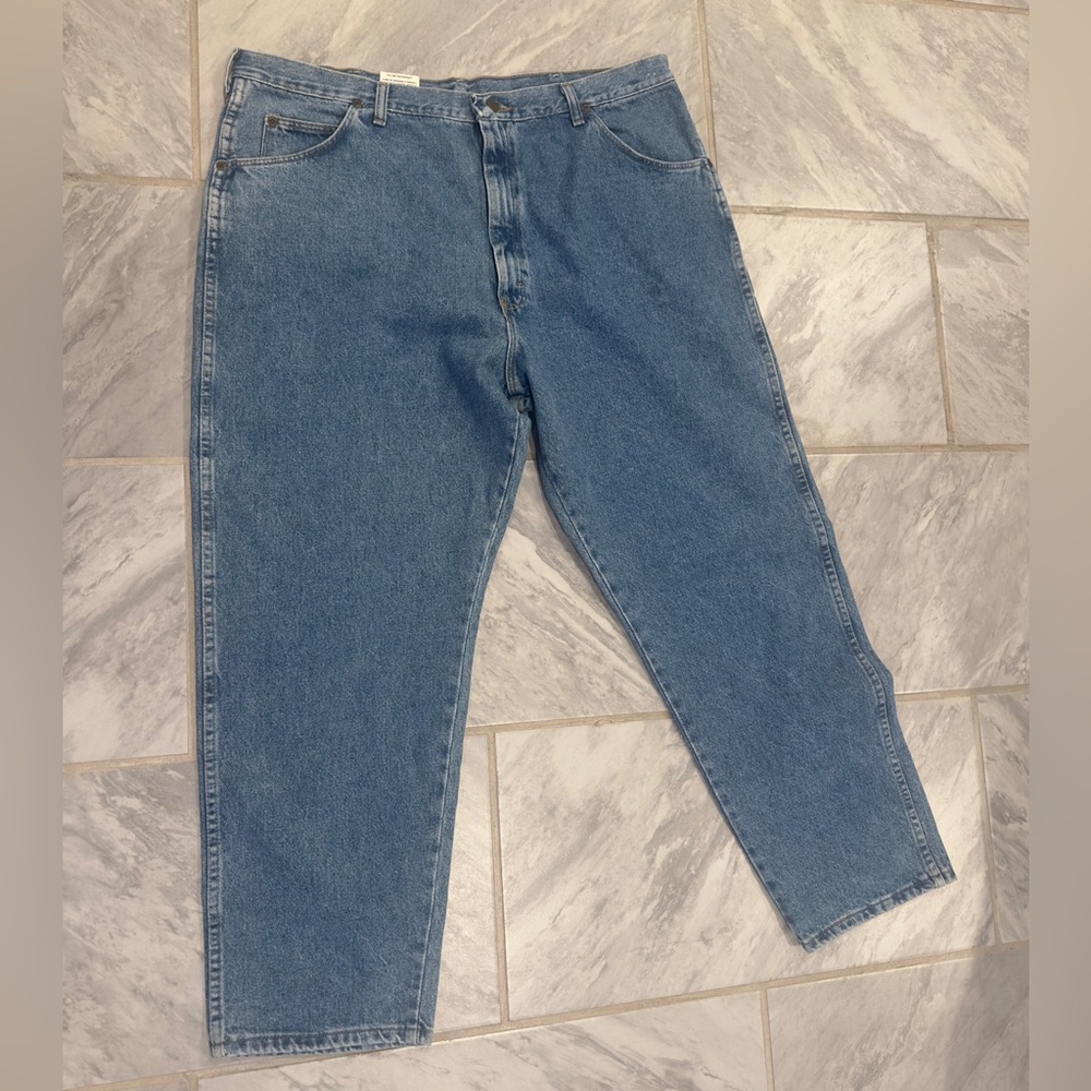 NWT Wrangler Mens relaxed fit blue jeans size 42Wx30L